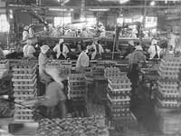 昭和30年代の工場作業風景